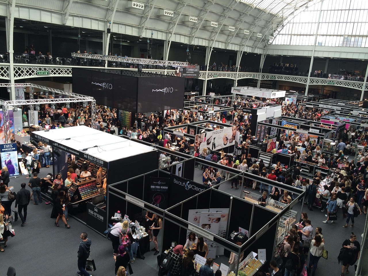 Vue d'ensemble d'un salon professionnel avec ses stands