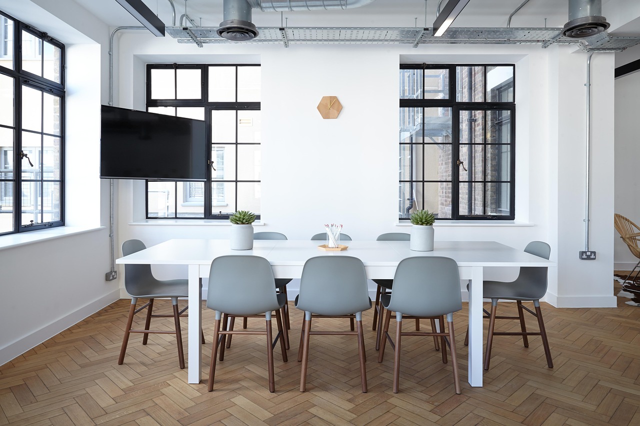 Salle de réunion avec table blanche et chaises design